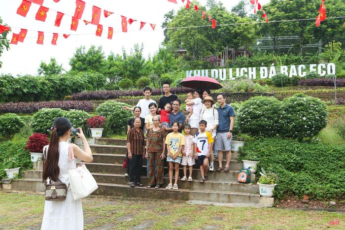 Du khách check - in tại KDL sinh thái Đá Bạc Eco.