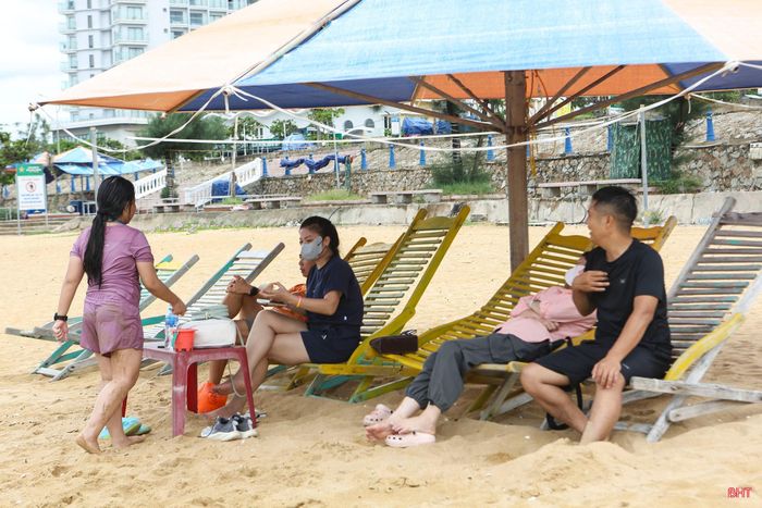 Bãi biển Thiên Cầm khá nhộn nhịp du khách trong buổi sáng ngày thứ 2 của kỳ nghỉ lễ.