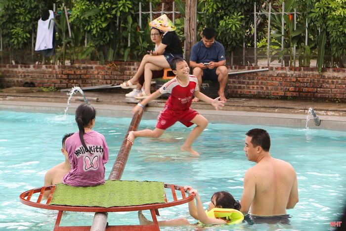 Không khí sôi nổi tại khu vui chơi dưới nước tại KDL sinh thái Đá Bạc Eco trong sáng 30/4.