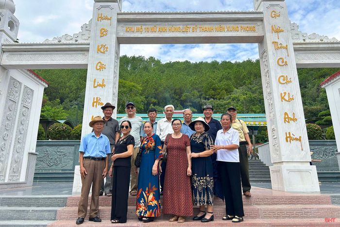 Du khách dâng hương, tham quan Khu di tích Ngã ba Đồng Lộc dịp lễ Quốc khánh 2/9.