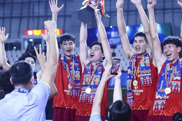 Đinh Văn Phương ăn mừng chức vô địch SEA V.Cup 2026 cùng đồng đội. Ảnh Internet.
