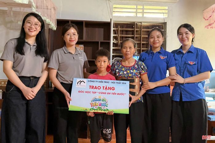 Không chỉ tập trung vào các phần việc chỉnh trang cảnh quan, tuổi trẻ Hà Tĩnh còn hướng hoạt động về cộng đồng. Nhiều cơ sở Đoàn tổ chức thăm hỏi, tặng quà gia đình chính sách, người có công; hỗ trợ thanh thiếu nhi và người dân có hoàn cảnh khó khăn. Những phần quà tuy giá trị vật chất không lớn nhưng thể hiện sự sẻ chia, tinh thần trách nhiệm của tuổi trẻ đối với cộng đồng. Trong ảnh: Trao góc học tập cho trẻ em khó khăn tại xã Mai Phụ.
