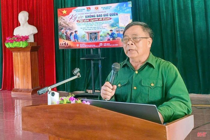 Cùng với các hoạt động an sinh xã hội, nội dung giáo dục truyền thống được các cấp bộ Đoàn chú trọng. Các chương trình “Uống nước nhớ nguồn”, sinh hoạt chính trị, tìm hiểu lịch sử, gặp gỡ nhân chứng và các hoạt động tri ân được tổ chức phù hợp với từng địa bàn, đơn vị. Trong ảnh: Đoàn xã Thạch Lạc ra quân chăm sóc, chỉnh trang khuôn viên Di tích lịch sử Chứng tích chiến tranh Đội 3 và sinh hoạt chuyên đề “Ký ức không bao giờ quên”.
