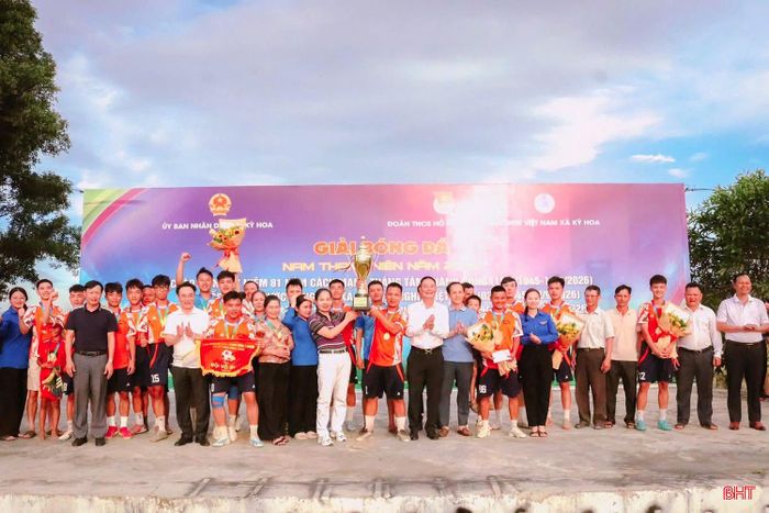 Bên cạnh các hoạt động tình nguyện, tri ân và giáo dục truyền thống, đời sống tinh thần của đoàn viên, thanh thiếu nhi và Nhân dân cũng được làm phong phú bằng nhiều chương trình văn hóa, văn nghệ, dân vũ, thể dục thể thao, giao lưu và các giải chạy. Trong ảnh: Xã Kỳ Hoa tổ chức giải bóng đá chào mừng kỷ niệm 81 năm Cách mạng Tháng Tám, Quốc khánh 2/9 và 70 năm Ngày truyền thống Hội LHTN Việt Nam.