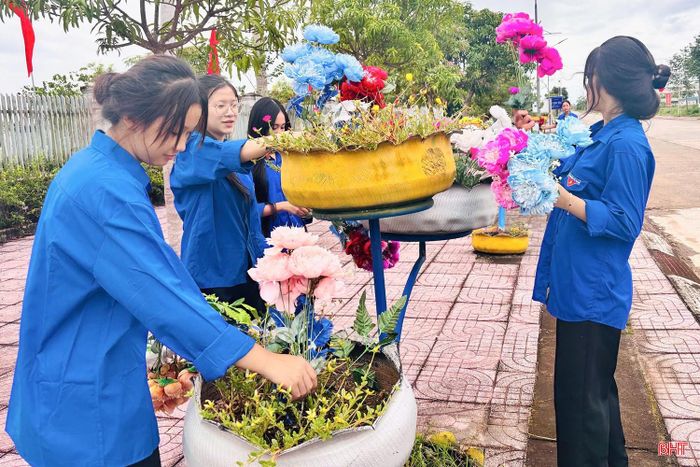 Đặc biệt, tại nhiều khu dân cư, các hoạt động được lồng ghép với việc xây dựng cảnh quan, giữ gìn vệ sinh môi trường và vận động người dân thực hiện nếp sống văn minh. Từ những phần việc cụ thể, không khí chào mừng Quốc khánh được tạo dựng ngay từ cơ sở, gần gũi và thiết thực với đời sống Nhân dân.