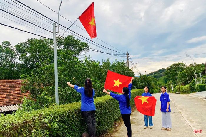 Những ngày này, tại nhiều địa phương trong tỉnh, màu áo xanh tình nguyện xuất hiện trên các tuyến đường, khu dân cư, trường học và địa bàn dân cư. Các cấp bộ Đoàn tổ chức treo cờ Tổ quốc, chỉnh trang cảnh quan, vệ sinh môi trường, xây dựng các tuyến đường sáng - xanh - sạch - đẹp, góp phần tạo diện mạo khang trang và không khí rộn ràng hướng tới ngày Quốc khánh.