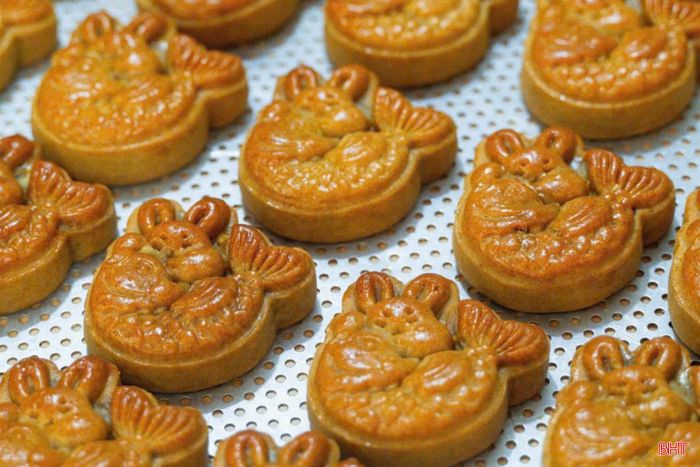 Bánh Trung thu đa dạng mẫu mã, song nguồn gốc và điều kiện bảo quản là những yếu tố người mua cần lưu ý.