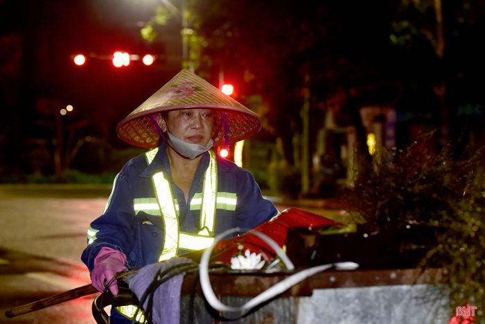  Chị Nguyễn Thị Huyền – Công ty CP Môi trường và Công trình đô thị Hà Tĩnh chia sẻ: “Mỗi ngày chúng tôi chia thành 2 ca làm việc: ca 1 từ 4 giờ đến 8 giờ sáng; ca 2 từ 16 giờ đến 20 giờ. Công việc vất vả, nhưng quen rồi. Chúng tôi cảm thấy vui và tự hào khi đã góp sức cho phố phường thêm sạch, đẹp”. 
