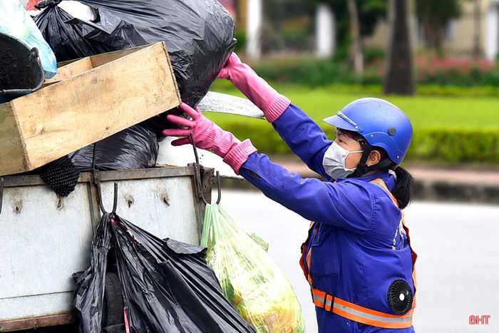  Công nhân cẩn thận thu gom, phân loại rác tái chế, góp phần giữ gìn môi trường xanh, sạch. 