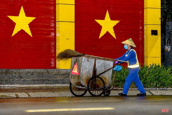  Không chỉ làm sạch đường phố, những công nhân vệ sinh môi trường còn phải đi đến từng ngõ, từng nhà để thu gom rác thải. Chị Trương Thị Dung - Công ty CP Môi trường và Công trình đô thị Hà Tĩnh cho biết: "Mọi người nghỉ lễ, chúng tôi vẫn làm việc bình thường. Vất vả nhưng ai cũng cố gắng để thu gom rác kịp thời, đường phố sạch đẹp. Với chúng tôi, giữ cho phố phường sạch sẽ cũng là góp một phần nhỏ để kỳ nghỉ lễ của mọi người thêm trọn vẹn.” 