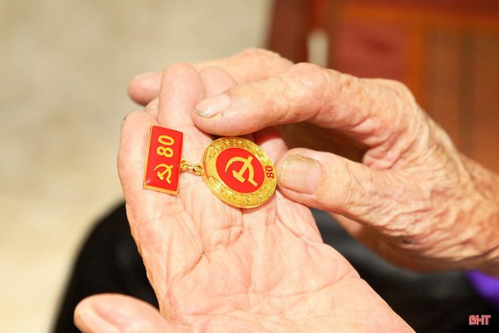Tấm Huy hiệu 80 năm tuổi Đảng được cụ Út nâng niu, giữ gìn như một kỷ vật thiêng liêng, ghi dấu chặng đường cống hiến của mình với Đảng, với quê hương.