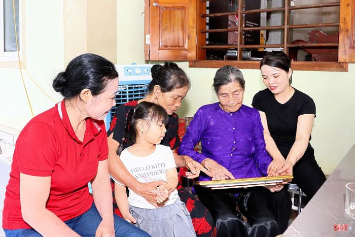 Được quây quần bên con cháu là niềm hạnh phúc giản dị, ấm áp của cụ Út ở tuổi xế chiều.