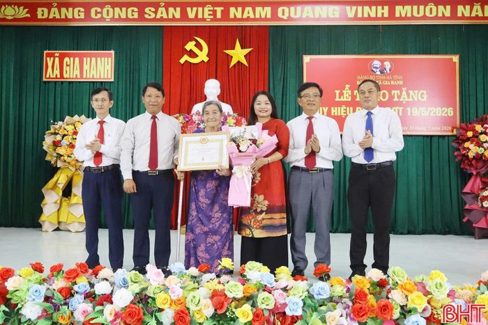 Cụ Võ Thị Út vinh dự đón nhận Huy hiệu 80 năm tuổi Đảng.