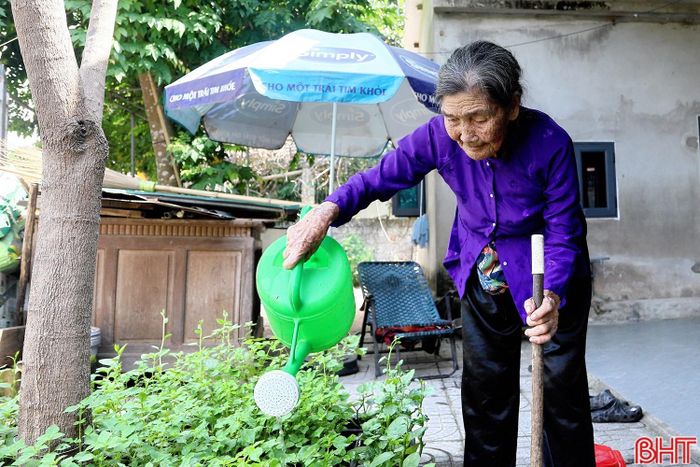 Ở tuổi 96, cụ Út vẫn duy trì thói quen tự chăm sóc nhà cửa, làm những công việc phù hợp với sức khỏe.