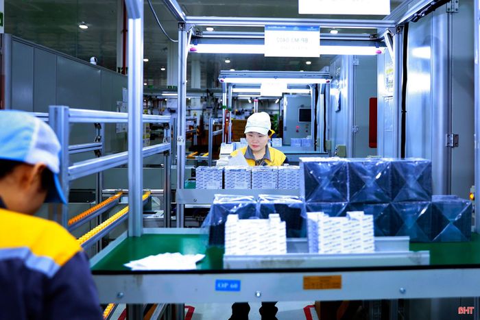Nhịp sản xuất bên trong các nhà máy ô tô điện, xe máy điện, pack pin.