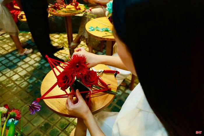 “Làm hoa phải biết nâng niu, cẩn thận và tỉ mỉ” là điều tôi luôn nhắc học viên trong mỗi buổi hướng dẫn.