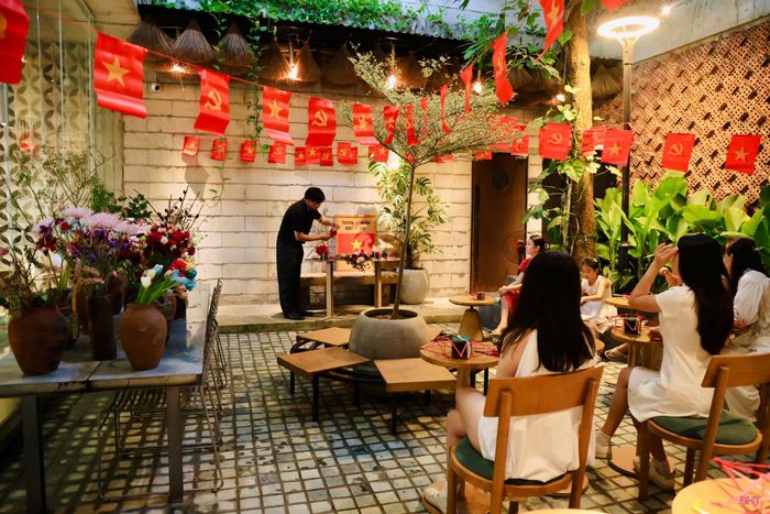 Trong quá trình gắn bó với nghề, tôi nhận thấy nhiều người yêu hoa nhưng chưa có điều kiện tìm hiểu và thực hành. Từ đó, tôi ấp ủ việc tổ chức các workshop nhỏ để chia sẻ những kinh nghiệm tích lũy được.