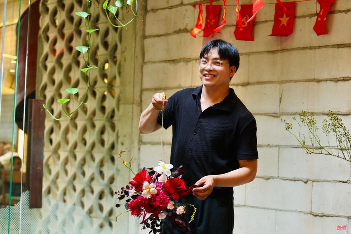 Tôi đến với nghề này khá tự nhiên, bắt đầu từ việc thích ngắm và tìm hiểu các loại hoa. Mỗi khi thấy một bình hoa được sắp đặt đẹp, tôi lại chú ý cách phối màu, chọn cành và tạo dáng. Những điều nhỏ ấy dần thôi thúc tôi tự học, tự làm và gắn bó với nghề lúc nào không hay.