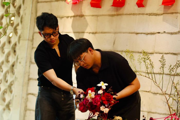 Những kỹ năng cắm hoa đầu tiên tôi học được là từ các video trên mạng và qua bạn bè. Tôi quan sát cách xử lý từng loại hoa, ghi nhớ rồi tự thực hành. Mỗi khi sản phẩm chưa như mong muốn, tôi lại tìm nguyên nhân để rút kinh nghiệm cho những lần sau đó.