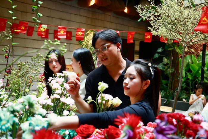 Nguyễn Xuân Thục Nguyên (SN 2004, phường Thành Sen) là một trong những người tham gia workshop lần này. Dù mới lần đầu trải nghiệm cắm hoa nghệ thuật, tôi đánh giá cao sự chủ động của em trong cách lựa chọn màu sắc, sắp xếp bố cục và xử lý từng cành hoa.