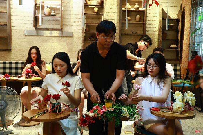 Tôi hướng dẫn những thao tác cơ bản, còn cách phối màu và sắp xếp hoa mỗi người tự lựa chọn theo sở thích.
