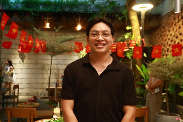Tôi là Nguyễn Minh Nhật (SN 1994, ở phường Thành Sen), hiện là chủ tiệm hoa By KiMN. Sau 6 năm gắn bó với nghề, tôi bắt đầu tổ chức các workshop nhỏ để chia sẻ những câu chuyện, kinh nghiệm và niềm yêu thích với nghệ thuật cắm hoa.