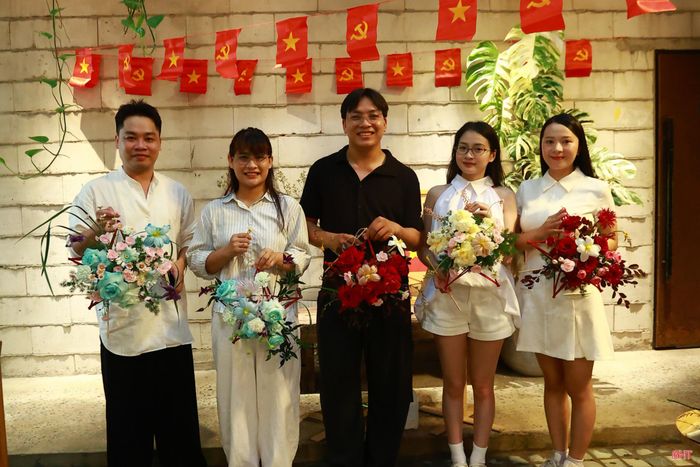 Sáu năm gắn bó với hoa, tôi nhận ra điều níu mình ở lại với nghề không chỉ là vẻ đẹp của những cành hoa, mà còn là những câu chuyện được tạo nên từ đó. Một bình hoa, một chiếc đèn ngôi sao hay khoảnh khắc ai đó lần đầu tự tay hoàn thiện sản phẩm đều mang một cảm xúc riêng.