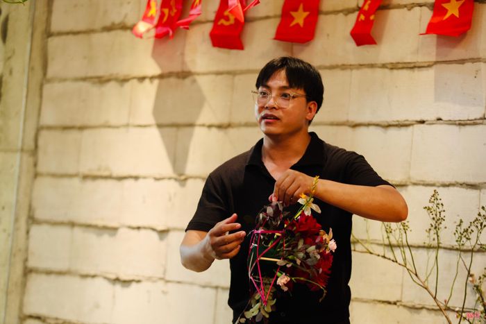 Lấy cảm hứng từ Tết Trung thu, tôi tổ chức workshop làm đèn hoa với khung ngôi sao 5 cánh. Từ khung, tôi hướng dẫn mọi người sắp xếp hoa tươi để tạo nên những sản phẩm mang không khí Trung thu.