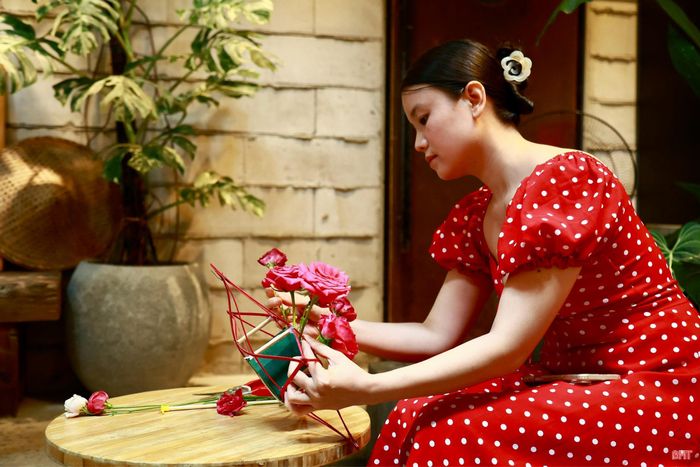 Với người mới, những thao tác đầu tiên có thể còn vụng về. Tôi thường hướng dẫn từng bước và khuyến khích mọi người mạnh dạn thử, thay vì quá chú ý đến việc sản phẩm phải giống một mẫu có sẵn.
