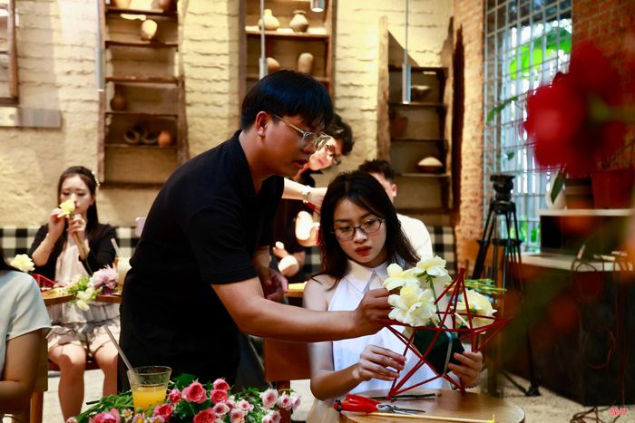 Công việc tại tiệm hoa By KiMN không chỉ có những workshop trải nghiệm. Tôi còn nhận các đơn hoa theo yêu cầu, hoa cưới và trang trí cho các sự kiện... Qua những buổi gặp gỡ và trải nghiệm cùng hoa, tôi mong mọi người hiểu hơn về cách mình làm nghề, từ đó có thêm sự tin tưởng và gắn bó với tiệm.