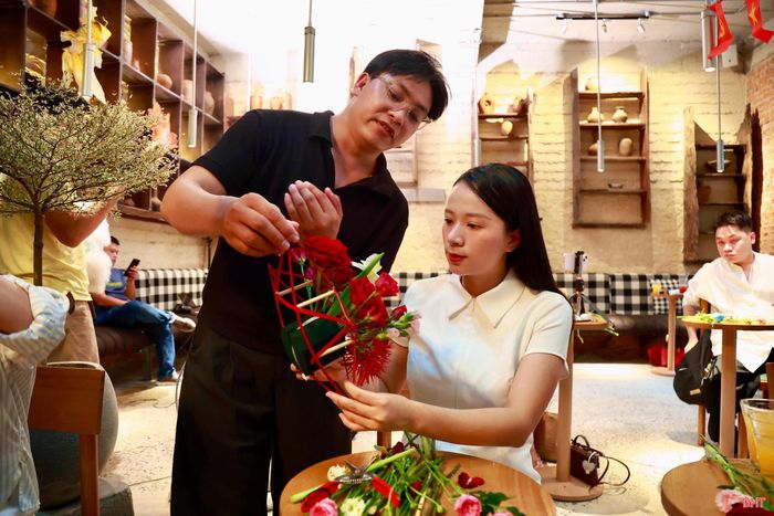 Chiếc đèn ngôi sao không chỉ gợi nhớ không khí Trung thu mà còn gắn với những ký ức tuổi thơ của nhiều thế hệ. Khi kết hợp khung đèn với hoa tươi, tôi muốn giữ lại hình ảnh quen thuộc ấy theo một cách mới, để người tham gia cảm nhận được không khí ngày hội.