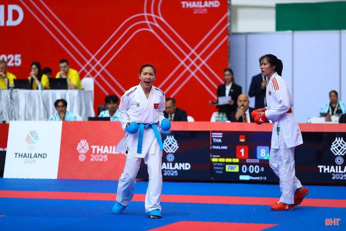 VĐV Hoàng Thị Mỹ Tâm (đai xanh) đã giành hàng loạt tấm huy chương tại các giải đấu khu vực và châu lục môn karate.