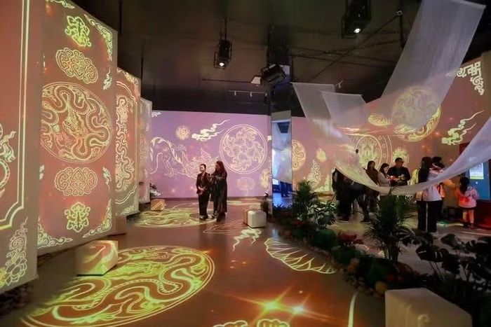 Không gian triển lãm số “Hà Nội rạng rỡ-Ánh sáng và di sản” tràn ngập ánh sáng và đồ họa đẹp mắt. (Ảnh: TTXVN)