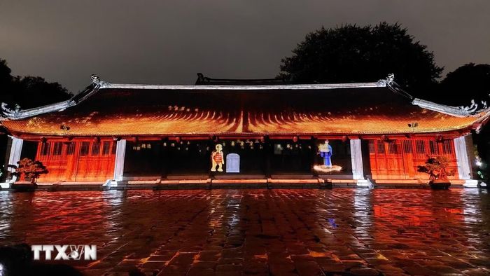 Màn trình chiếu công nghệ 3D Mapping "Tinh hoa đạo học" tại Văn Miếu-Quốc Tử Giám. (Ảnh: Đinh Thuận/TTXVN)