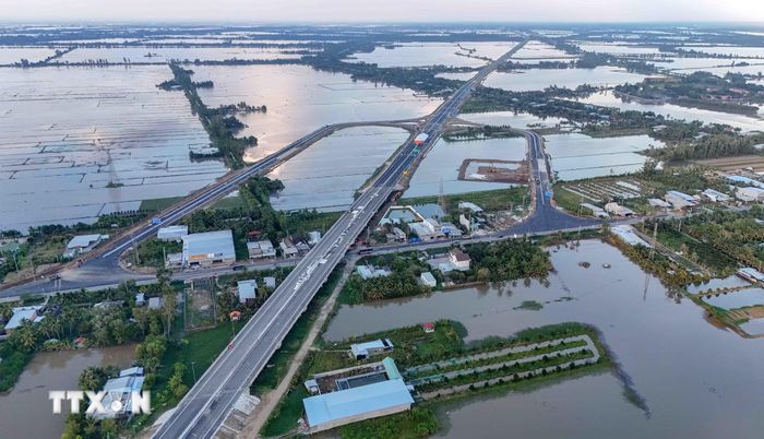Cao tốc Cần Thơ - Cà Mau đoạn qua xã Vị Thủy, thành phố Cần Thơ. (Ảnh: Thanh Liêm/TTXVN)