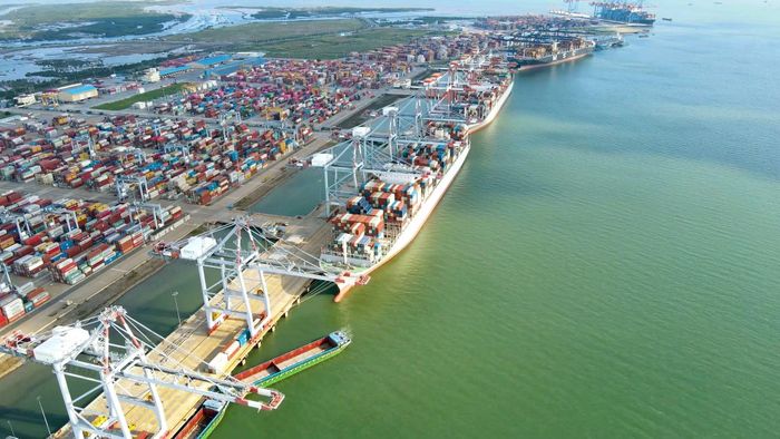 Bốc xếp hàng hóa container tại một cảng biển của Tổng công ty Hàng hải Việt Nam. (Ảnh: PV/Vietnam+)
