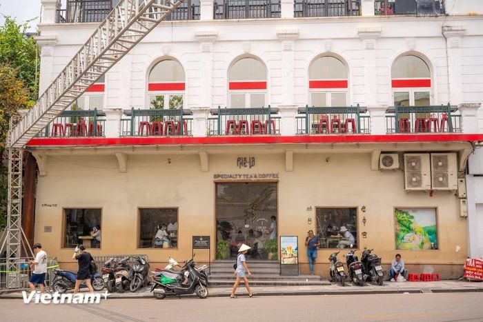 Thương hiệu Phê La được đặt ở một trong những vị trí sôi động nhất của khu vực Hồ Gươm: Quảng trường Đông Kinh Nghĩa Thục. Cơ sở này nằm trong tòa nhà Hồng Vân-Long Vân, ngay giữa khu vực quảng trường. (Ảnh: Minh Sơn/Vietnam+)