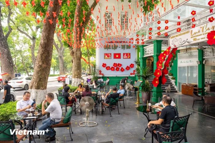 Đây cũng là một trong những lựa chọn phù hợp nếu du khách muốn tìm một nơi ngồi lâu hơn thay vì chỉ ghé mua đồ uống mang đi. Những khung giờ sáng sớm hoặc cuối chiều có thể đem lại một trải nghiệm khá khác biệt: Hồ Gươm chậm rãi hơn, ánh sáng tự nhiên phủ lên mặt nước, trong khi phía bên ngoài vẫn là dòng người liên tục di chuyển qua khu vực trung tâm. (Ảnh: Minh Sơn/Vietnam+)