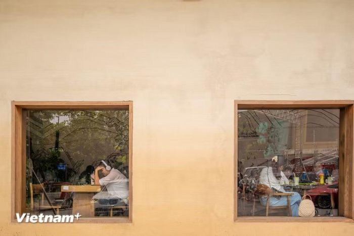 Vị trí là điểm cộng lớn nhất của quán. Từ đây, du khách chỉ cần bước ra ngoài là có thể hòa vào không khí của quảng trường, phố đi bộ và khu phố cổ. Đây cũng là khu vực thường xuyên có mật độ người qua lại cao, đặc biệt vào các dịp cuối tuần và kỳ nghỉ lễ. (Ảnh: Minh Sơn/Vietnam+)
