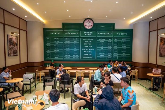 Điểm đặc biệt của cửa hàng không chỉ nằm ở vị trí mà còn ở cách thương hiệu xây dựng không gian. Cửa hàng được phát triển theo ý tưởng “Kho lưu trữ trà và thư tín”, lấy cảm hứng từ chính Bưu điện Hà Nội và khu vực Hồ Gươm. (Ảnh: Minh Sơn/Vietnam+)