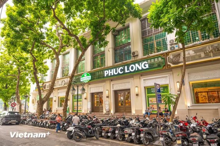 Dịp Quốc khánh năm nay, toà nhà Bưu điện Hà Nội lại hiện diện thêm một cửa hàng mới: Phúc Long Hoàn Kiếm. (Ảnh: Minh Sơn/Vietnam+)