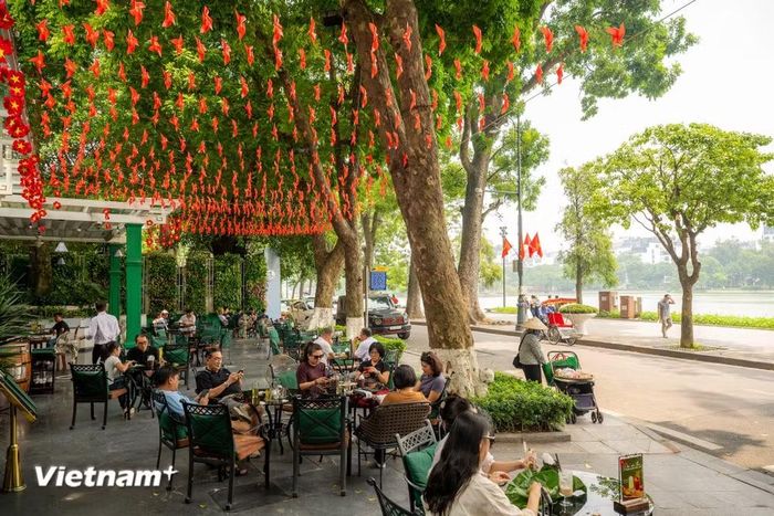 Điểm hấp dẫn nhất của Lục Thủy nằm ở tầm nhìn. Từ khu vực ban công và không gian ngoài trời, khách có thể hướng tầm mắt ra Hồ Gươm, Tháp Rùa và những hàng cây ven hồ. Không gian tạo cảm giác thoáng và mở, giúp cảnh quan bên ngoài trở thành một phần của trải nghiệm trong quán. (Ảnh: Minh Sơn/Vietnam+)