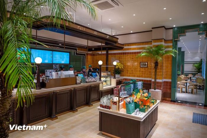 Cửa hàng chính thức mở cửa ngày 27/8, chỉ vài ngày trước kỳ nghỉ Quốc khánh. Đây là cửa hàng flagship thứ 4 của Phúc Long và có diện tích khoảng 360 m2, nằm ngay trong tòa nhà Bưu điện Hà Nội, sát Hồ Gươm. (Ảnh: Minh Sơn/Vietnam+)