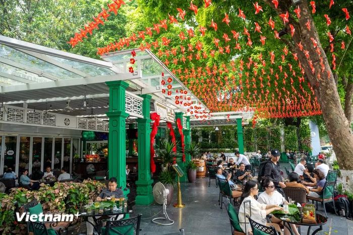 Vào buổi tối, khung cảnh lại mang màu sắc khác khi ánh sáng từ các tuyến phố quanh hồ phản chiếu trên mặt nước. Với lợi thế nằm ngay mặt hồ, Lục Thủy có thể trở thành điểm dừng chân đáng cân nhắc trong hành trình khám phá khu vực Hồ Gươm dịp Quốc khánh. (Ảnh: Minh Sơn/Vietnam+)