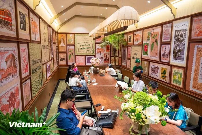 Bên trong, những chi tiết như tem thư, dấu bưu điện, bảng thông tin gợi nhớ nhà ga và bưu điện cổ, rương hành lý, quầy báo hay các mảng trưng bày được kết hợp với nhau. Không gian sử dụng kiến trúc mang nét Đông Dương cùng các gam xanh lá, kem ngà, gỗ nâu và màu đồng, tạo cảm giác vừa hoài niệm vừa hiện đại. (Ảnh: Minh Sơn/Vietnam+)