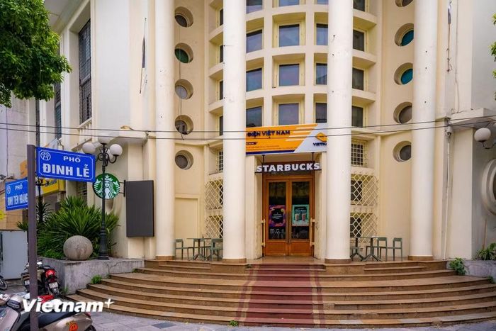 Một trong những tọa độ càphê gây chú ý tại Hồ Gươm trong những năm gần đây là Starbucks nằm trong tòa nhà Bưu điện Hà Nội, số 87 Đinh Tiên Hoàng. (Ảnh: Minh Sơn/Vietnam+)