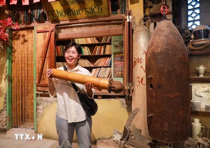 Không chỉ là một không gian trưng bày, “Tour Yêu nước - Không gian Bao cấp” hướng tới một hình thức trải nghiệm lịch sử mới mẻ, nơi ký ức được đánh thức bằng nhiều giác quan và trở thành cầu nối giữa các thế hệ. (Ảnh: Khánh Hoà/TTXVN)