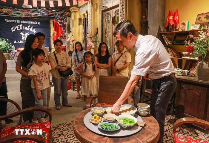 Qua những trải nghiệm trực tiếp, “Tour Yêu nước” đưa quá khứ đến gần hiện tại, để từ những điều bình dị của đời sống, người tham gia cảm nhận rõ hơn sức sống, sự kiên cường và nét đẹp văn hóa của người Hà Nội. (Ảnh: Khánh Hoà/TTXVN)