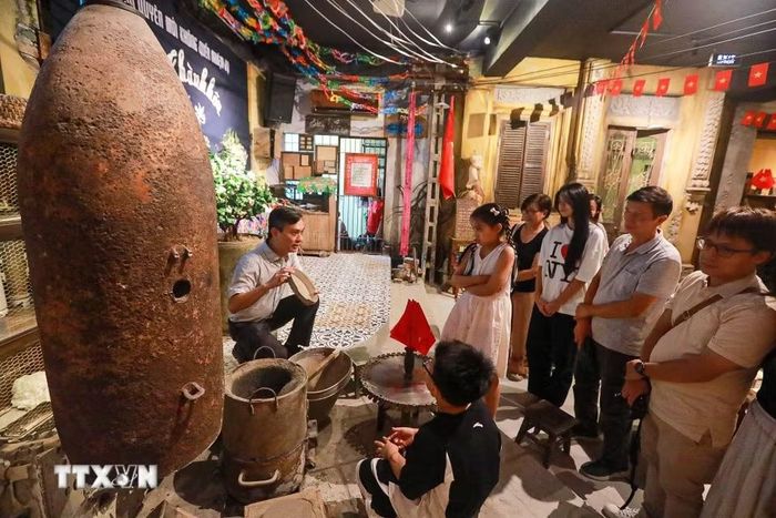 Qua những trải nghiệm trực tiếp, “Tour Yêu nước” đưa quá khứ đến gần hiện tại, để từ những điều bình dị của đời sống, người tham gia cảm nhận rõ hơn sức sống, sự kiên cường và nét đẹp văn hóa của người Hà Nội. (Ảnh: Khánh Hoà/TTXVN)