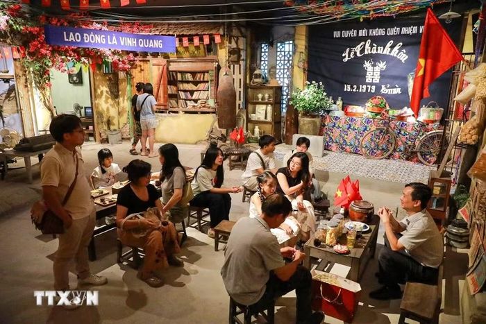 "Tour Yêu nước: Chạm vào ký ức một thời” là sản phẩm văn hóa do Ủy ban Nhân dân phường Ba Đình triển khai nhằm chuyển hóa ký ức đô thị thành sản phẩm du lịch giá trị. (Ảnh: Khánh Hoà/TTXVN)
